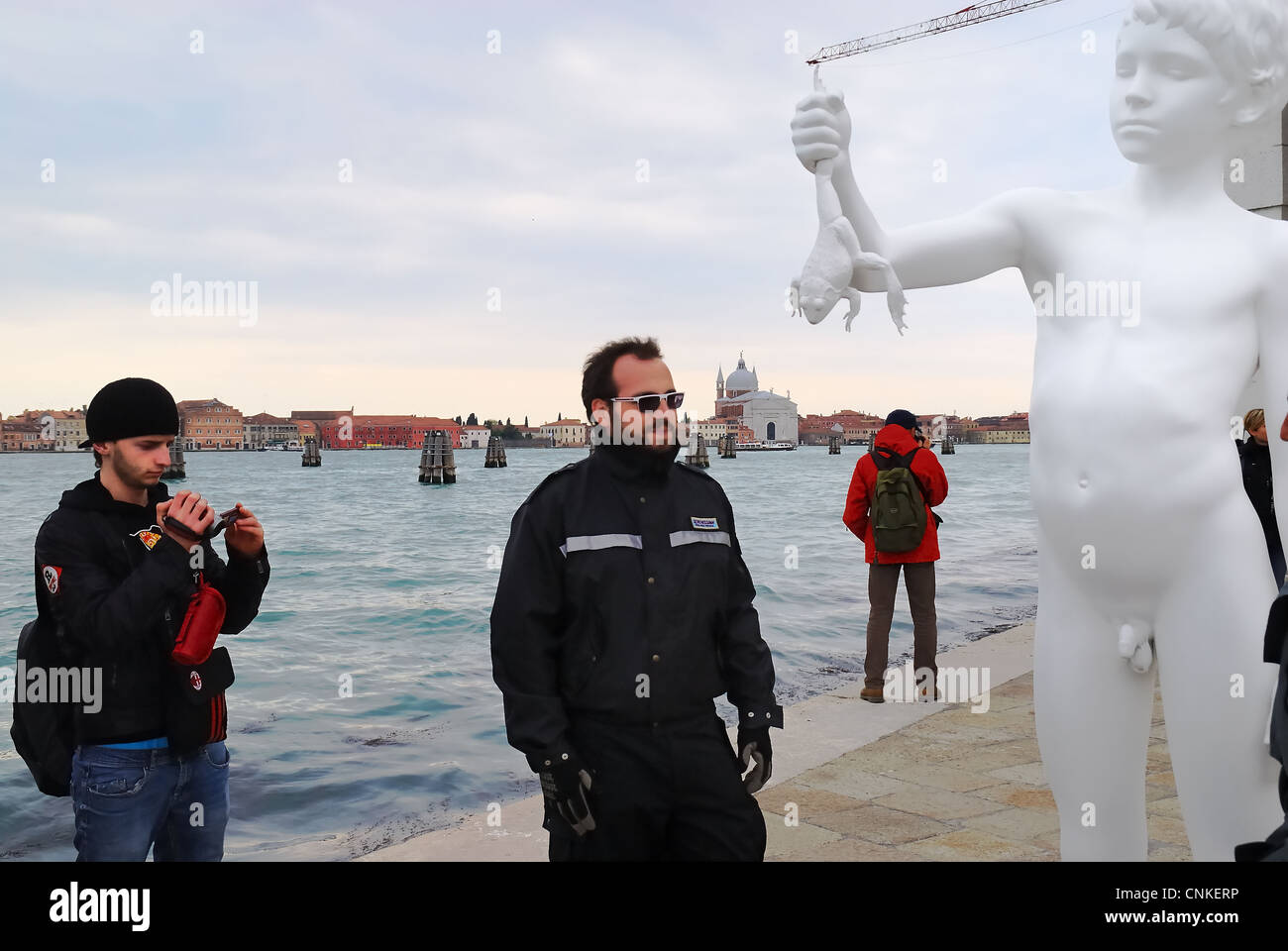 Venise. Italie : Le travail de l'artiste Charles Ray appelé "un garçon avec une grenouille' est exposée à la Punta della Dogana. Banque D'Images