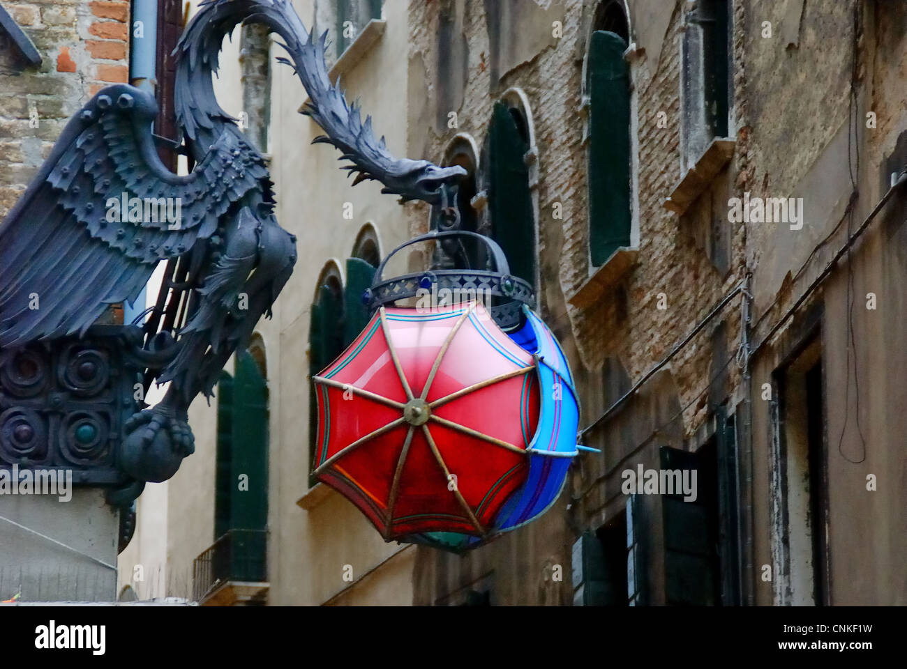 Venise, Italie : le dragon est le signe de Marforio, une ancienne boutique parapluie à Venise. Banque D'Images