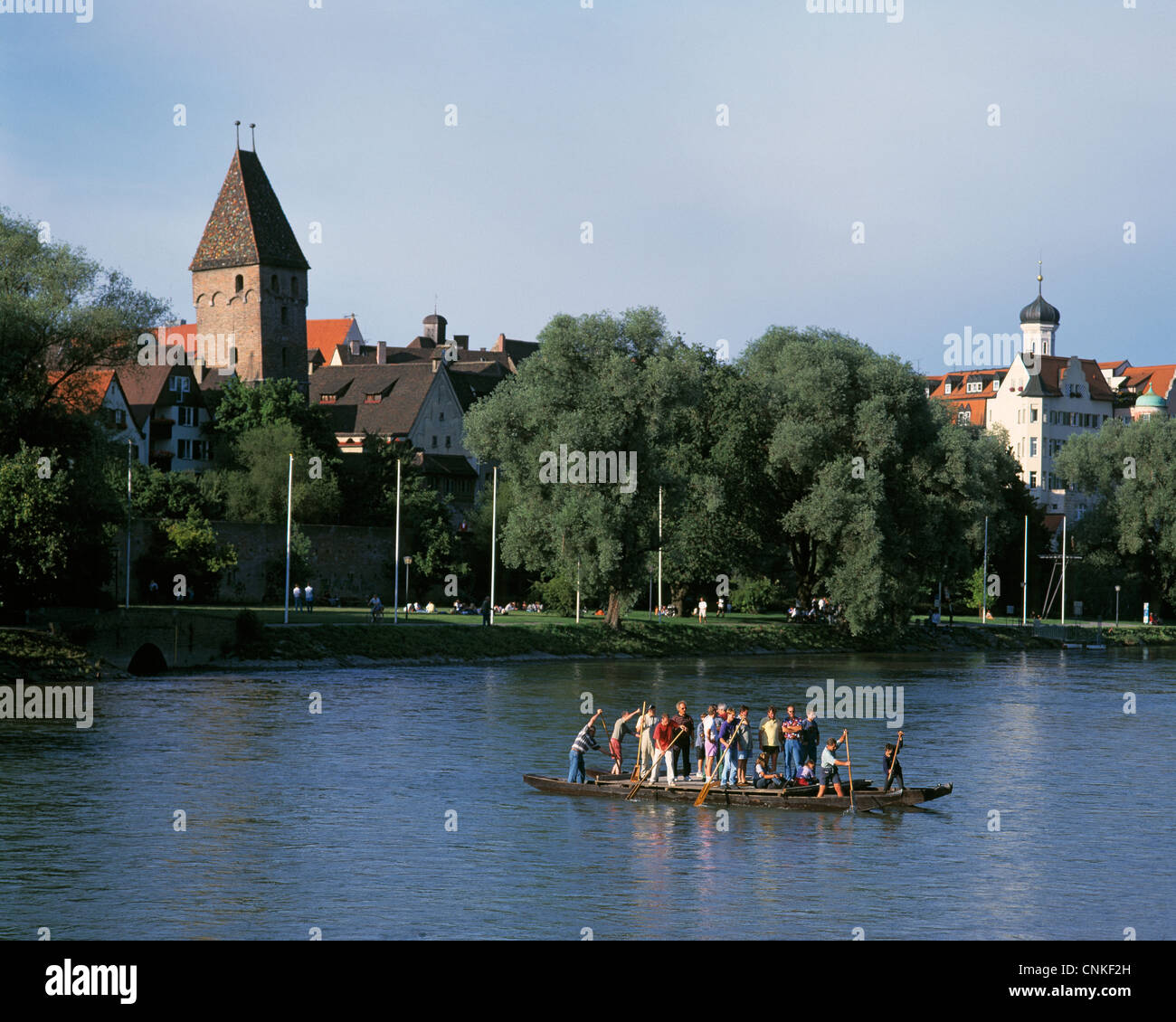 Rafting, Holzfloss mit Touristen auf der Donau vor der Stadtkulisse von Ulm, Bade-Wurtemberg, liens der Metzgerturm, rechts der Kirchturm der Dreif Banque D'Images