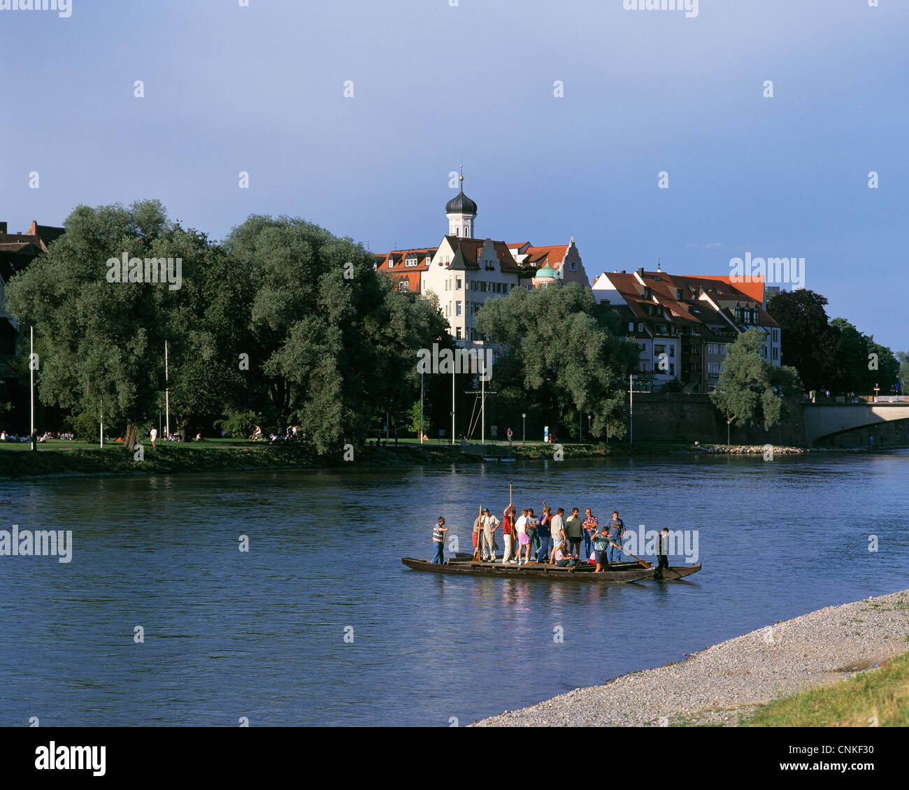 Rafting, Holzfloss mit Touristen auf der Donau vor der Dreifaltigkeitskirche von Ulm, Bade-Wurtemberg Banque D'Images