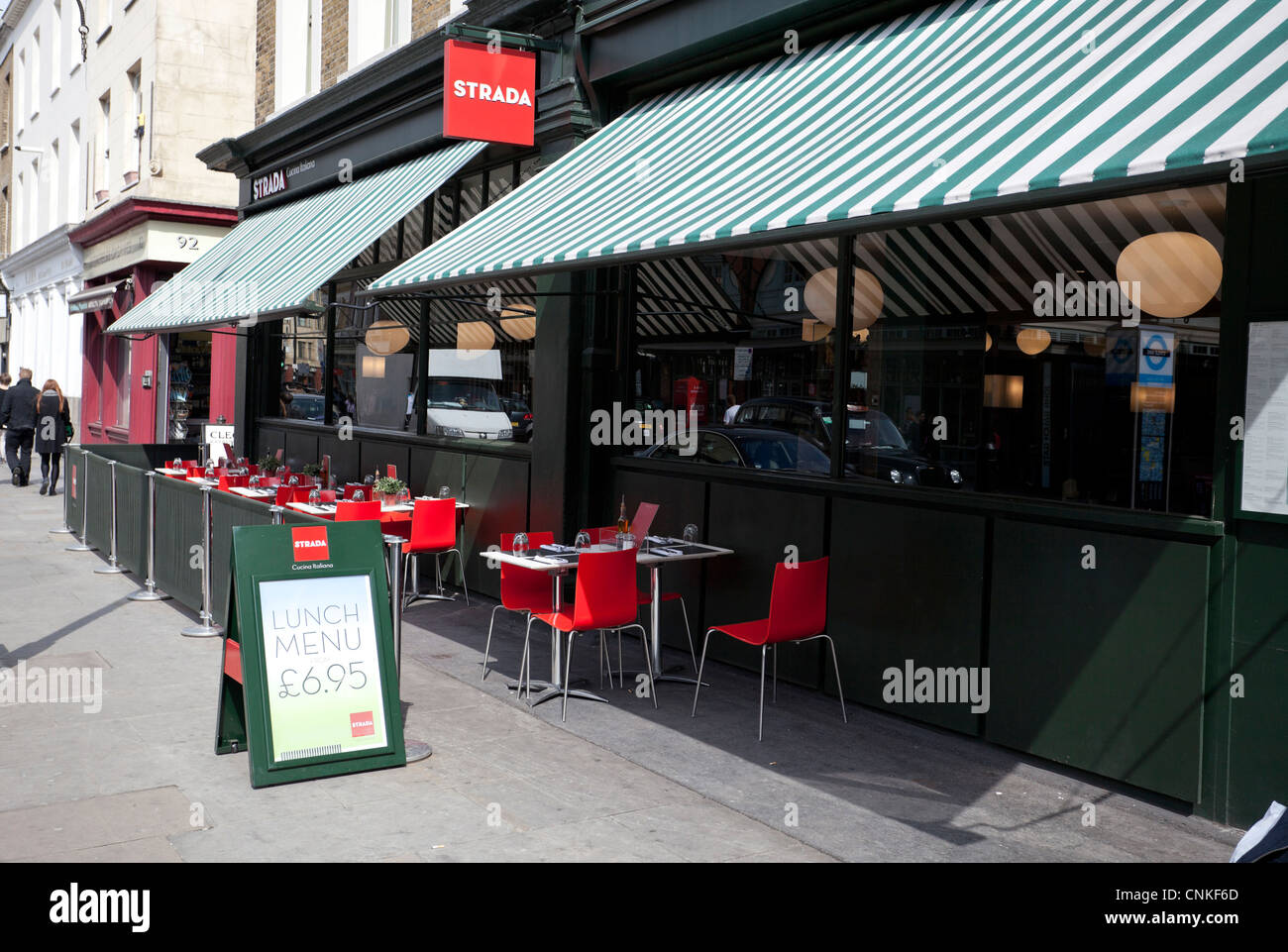 Un restaurant Strada terrasse vide, Londres, Angleterre, Royaume-Uni. Banque D'Images