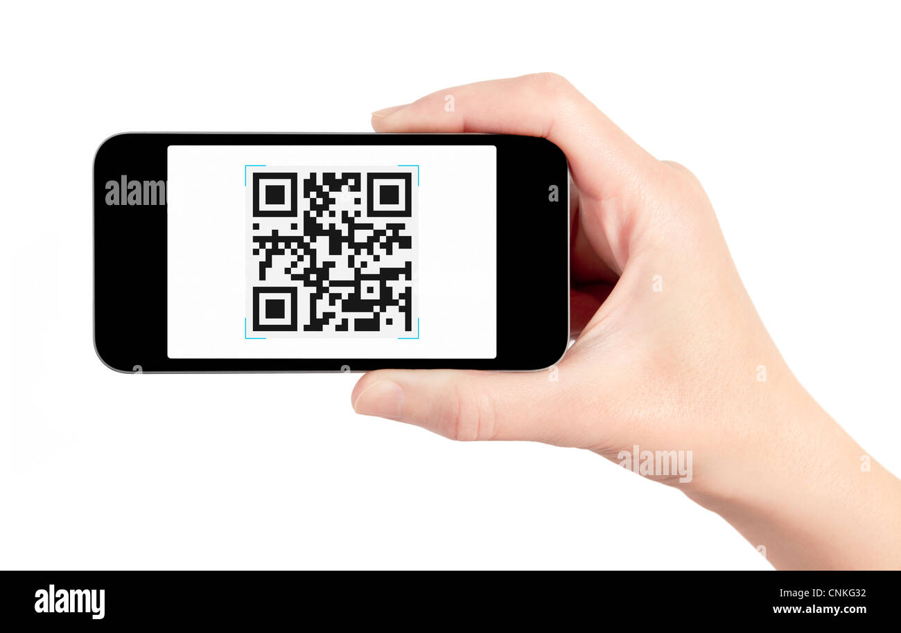 Main tenant téléphone intelligent avec QR code scanner sur l'écran. Isolé sur blanc. Banque D'Images
