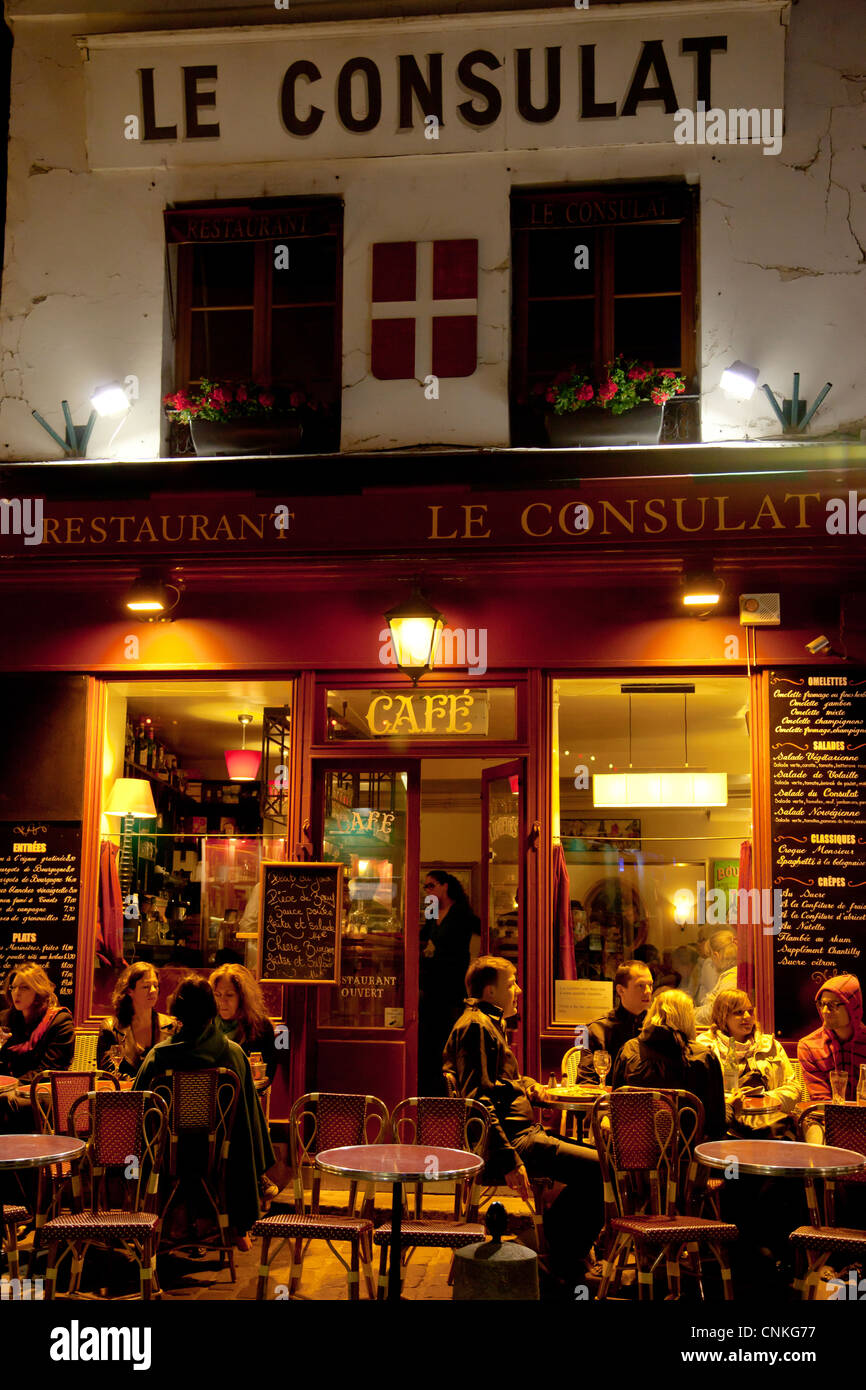 Café-terrasse à Montmartre Paris au cours de la soirée Banque D'Images