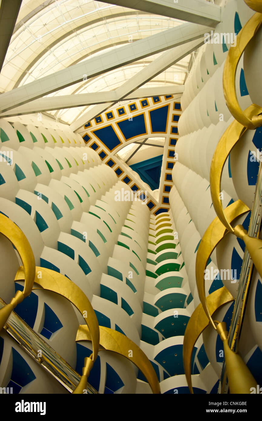 Hall de l'intérieur, l'hôtel Burj Al Arab, l'hôtel Jumeirah, Dubaï, Émirats arabes unis, décoré de feuilles d'or Banque D'Images