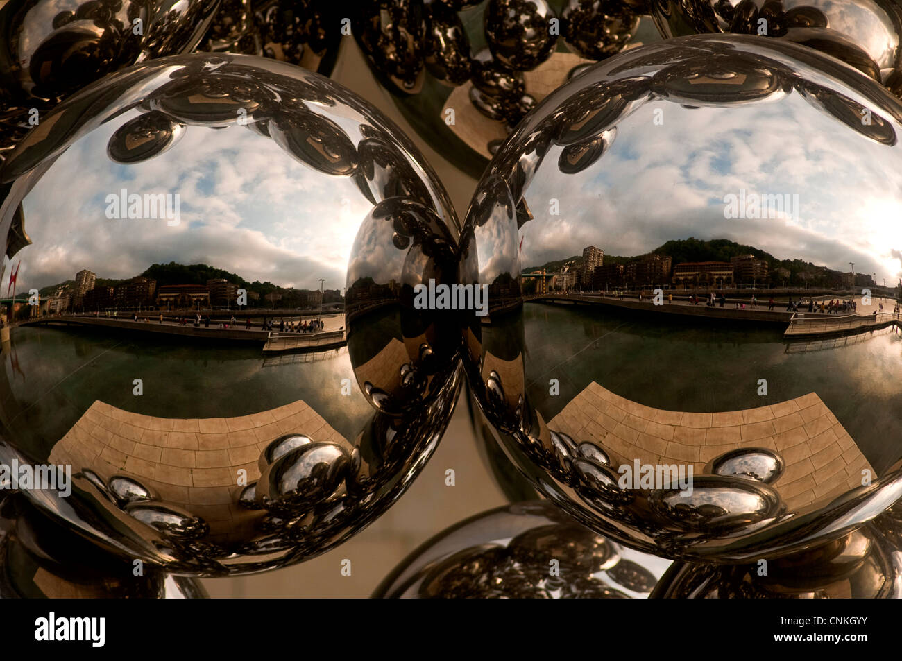 Bille de verre à l'extérieur du musée Guggenheim de Bilbao, Pays basque, Espagne Banque D'Images