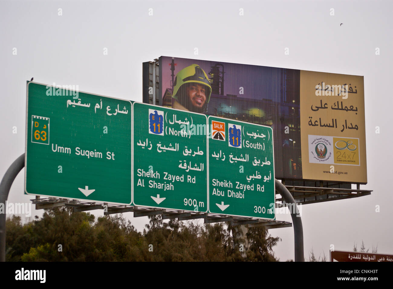 La signalisation routière sur la route d'Umm Suqeim, Dubaï, Émirats Arabes Unis Banque D'Images