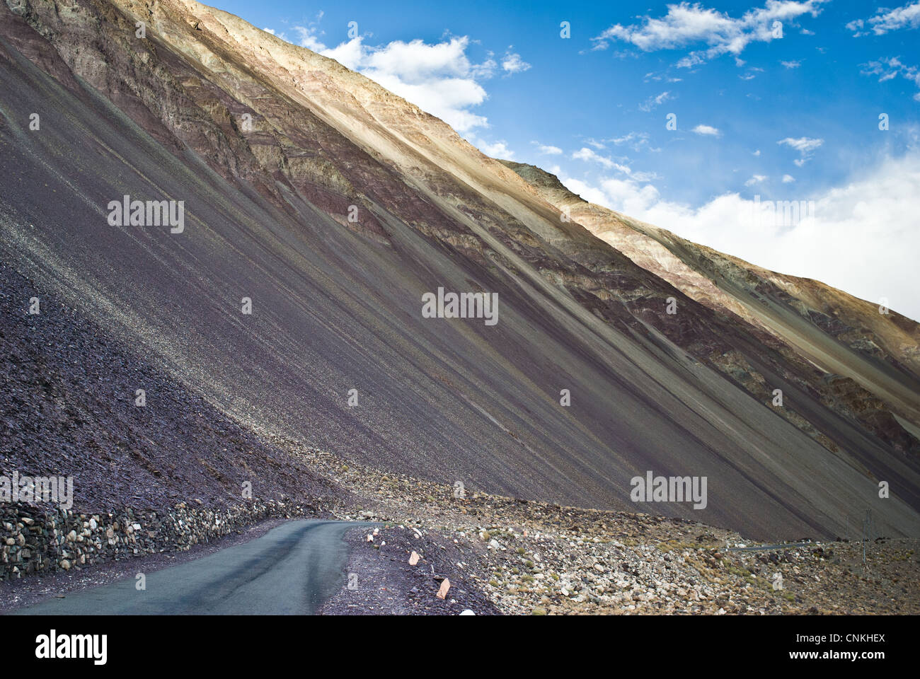 Même de couleur différente et rayures talus frontière indienne motorable road à Changtang plaine, Tibet, Ladakh Banque D'Images