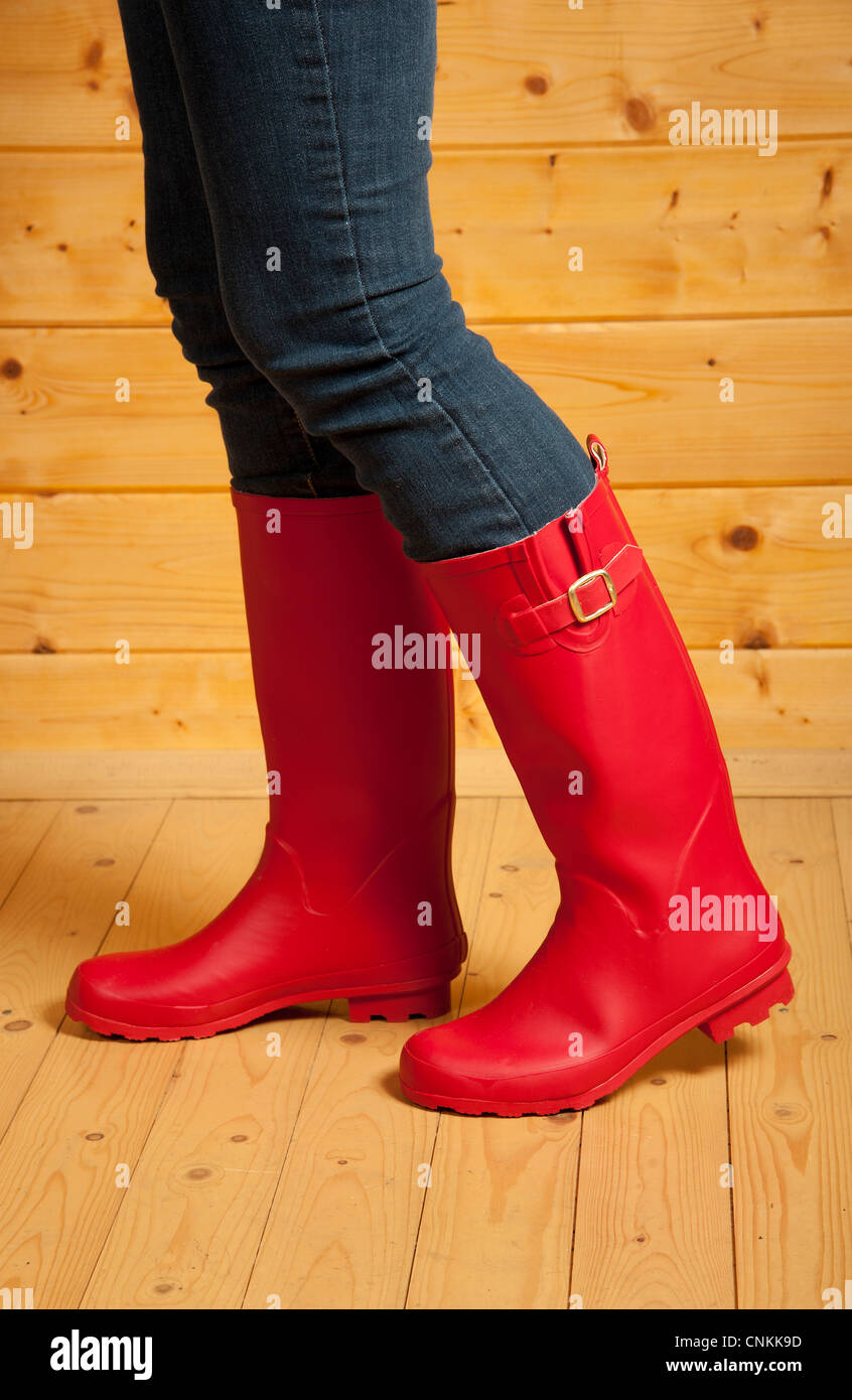 Les jambes de la femme porter un jean bleu et rouge bottes wellington Photo  Stock - Alamy