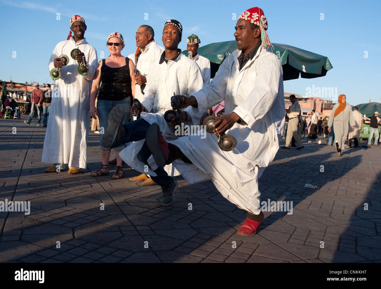 Le tourisme marocain à Marrakech rejoint les danseurs de la place Djemaa el-Fna Banque D'Images