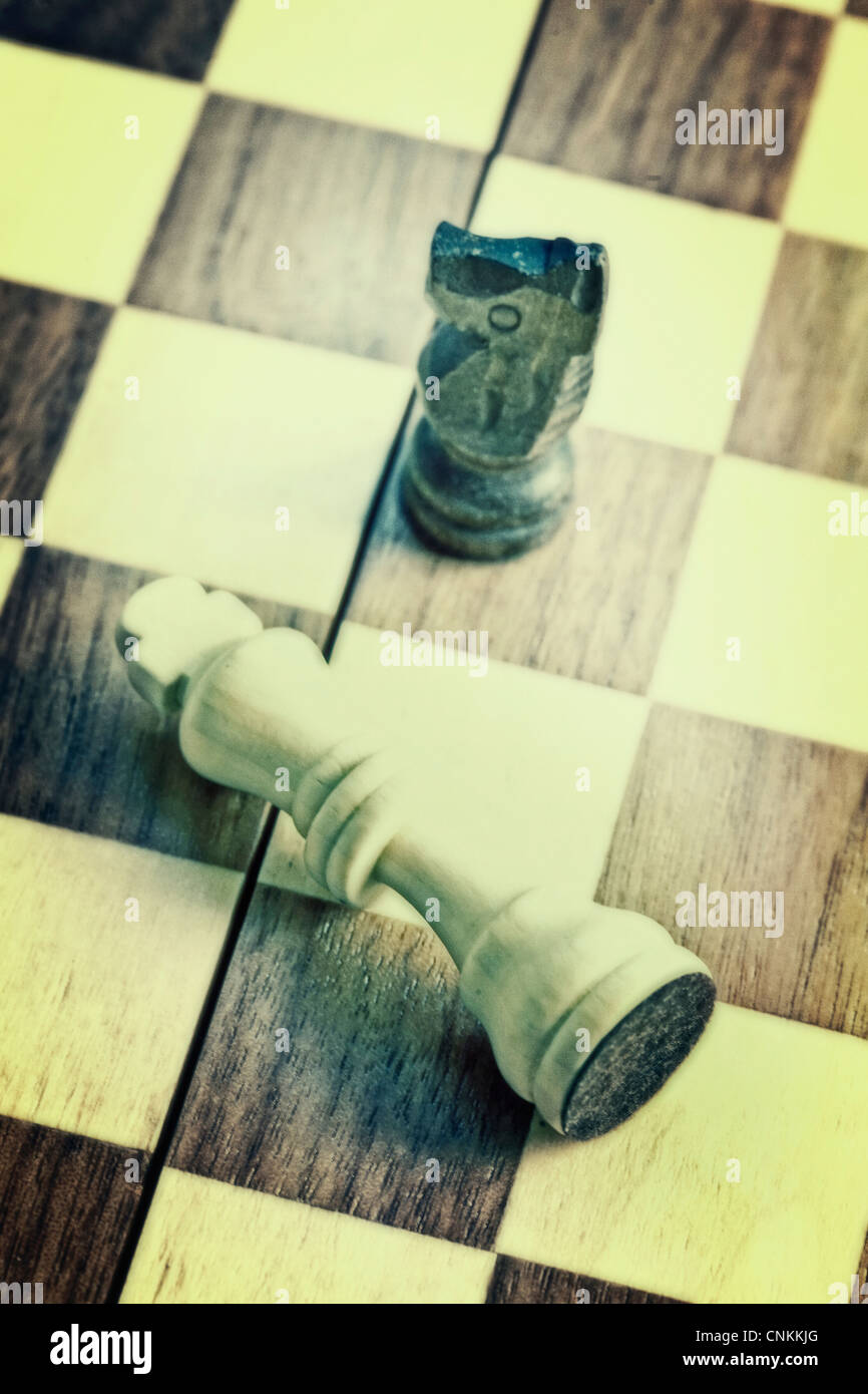 Chess - le roi blanc est tombé Banque D'Images