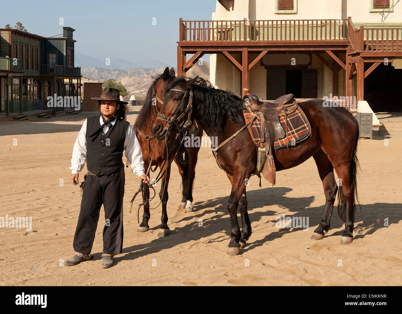 Cowboy Sheriff debout à côté de son cheval au Mini Hollywood film set Almeria Espagne Banque D'Images