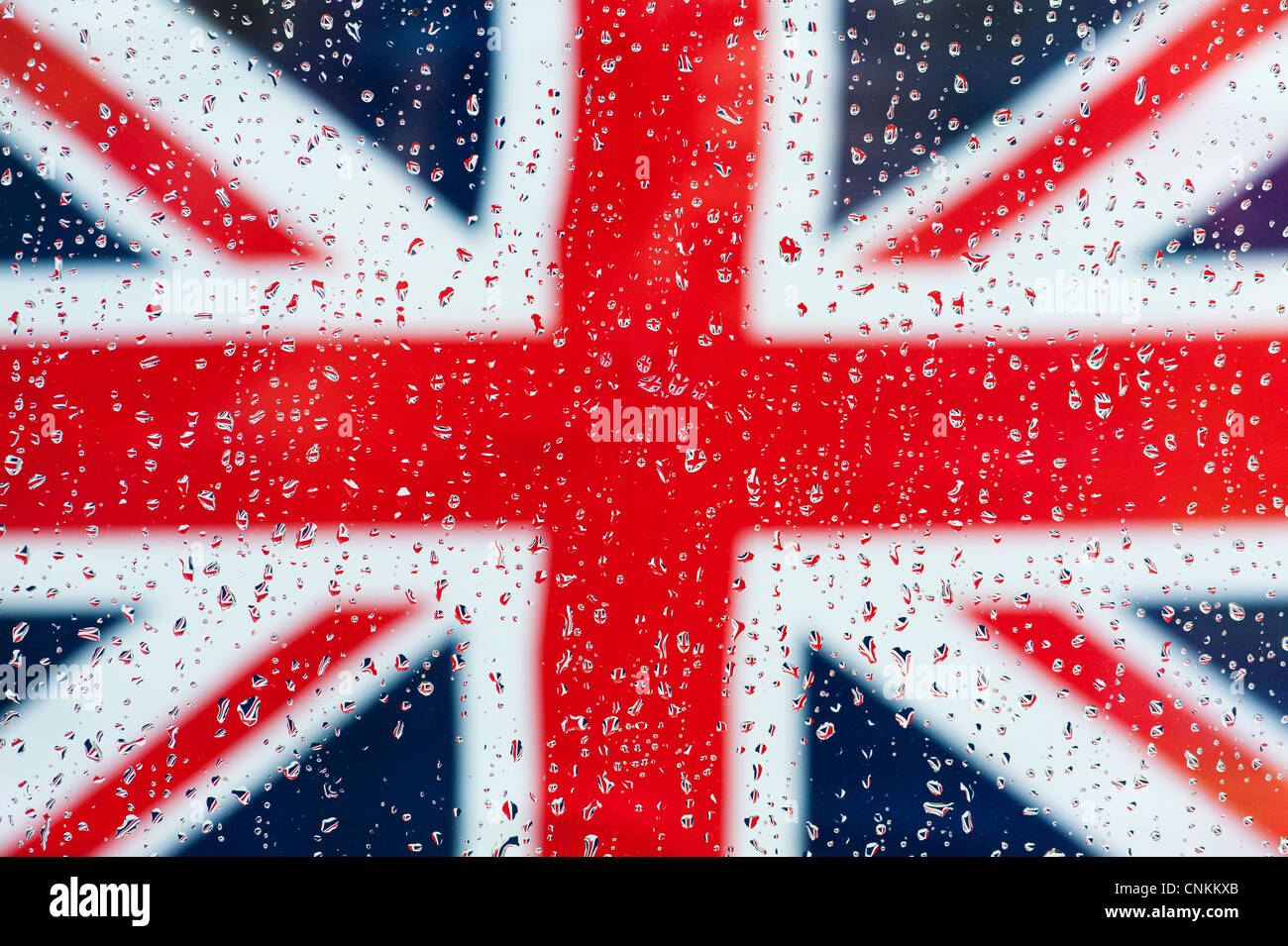 Gouttes sur le verre en face d'un Union Jack flag Banque D'Images