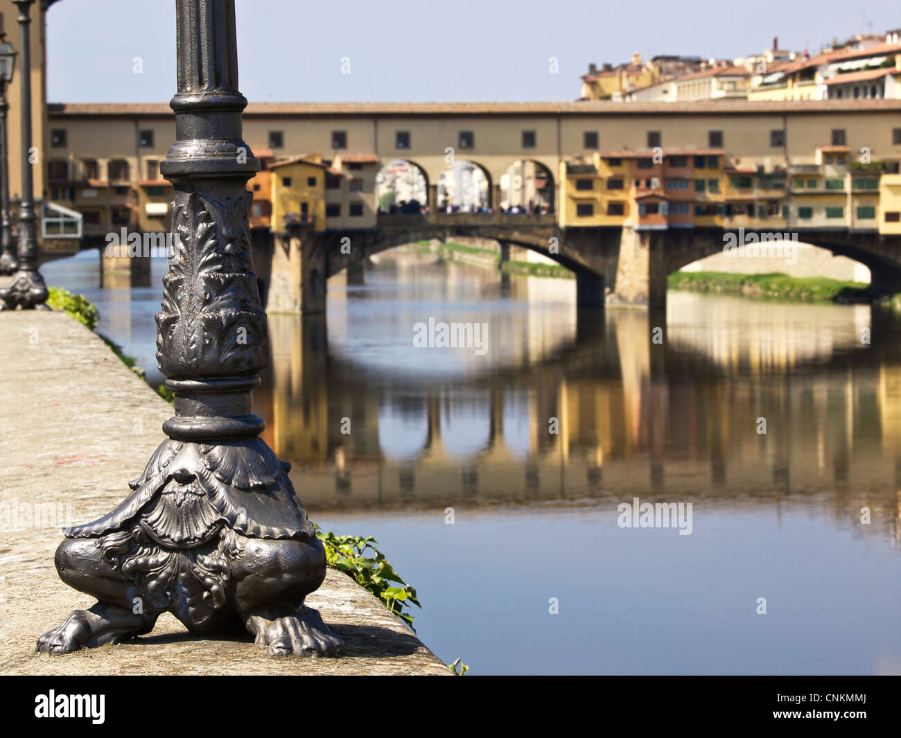 La lumière électrique à la poste sur le ponte Vecchio à Florence Italie Banque D'Images