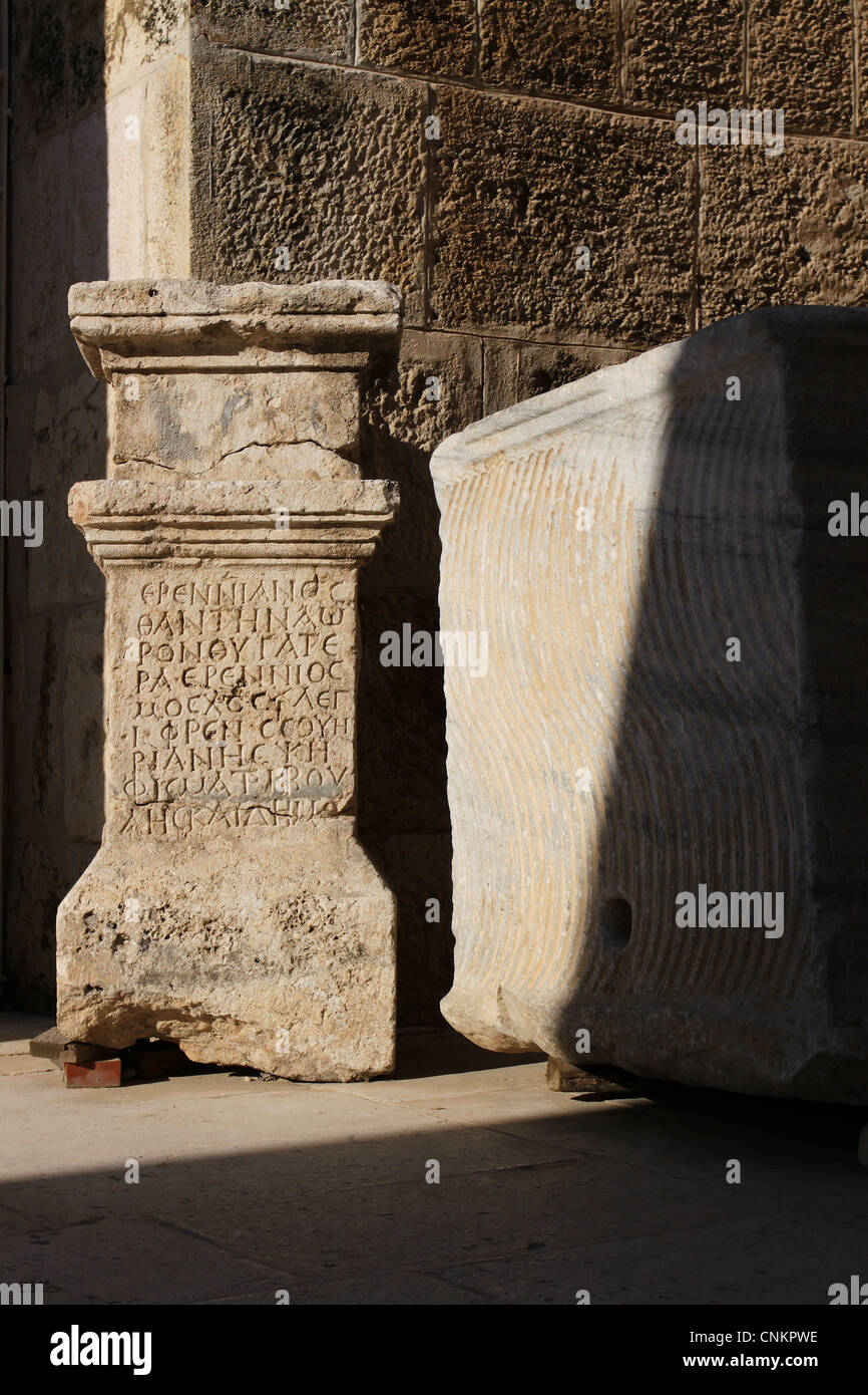 Inscriptions anciennes sur un pilastre vu au théâtre romain d'Amman, en Jordanie. Banque D'Images