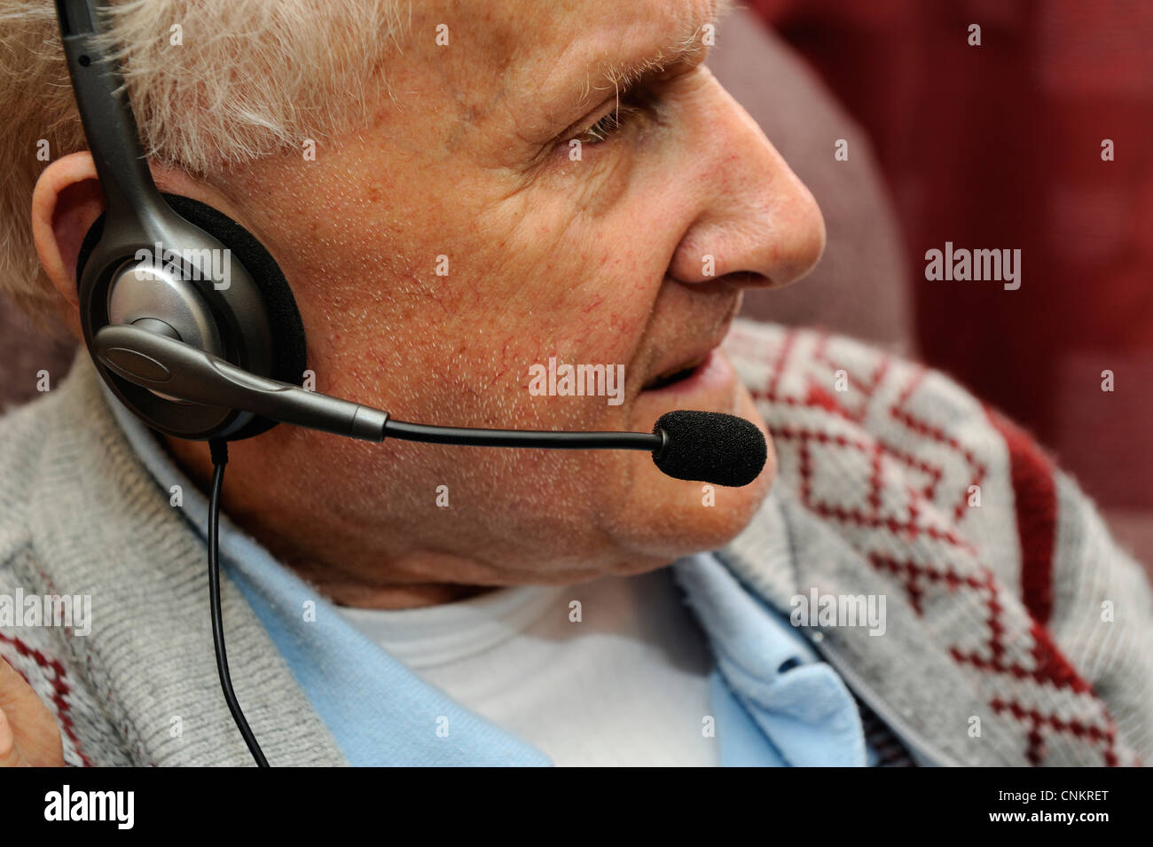 Pensionné masculin avec un casque et microphone attaché england uk Banque D'Images