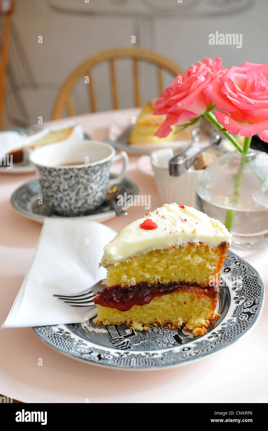 Gâteau éponge Victoria au thé de l'après-midi à haut plateau de Highgate, Londres, Angleterre, Royaume-Uni Banque D'Images