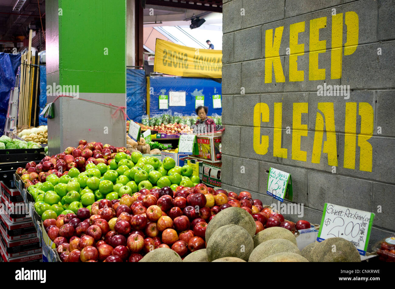 Garder signe clair de fruits ci-dessus Banque D'Images