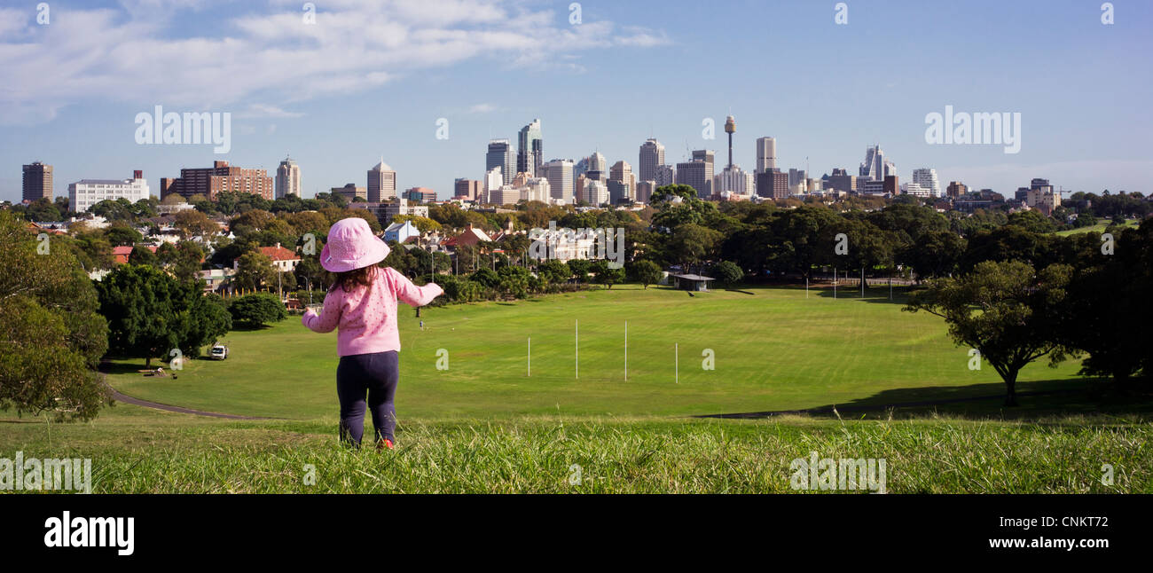 2 année oldToddler avec vue sur Sydney Skyline Banque D'Images