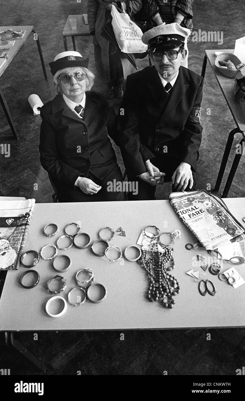 Les cadets de la personnes âgées lors d'une fête d'école Banque D'Images