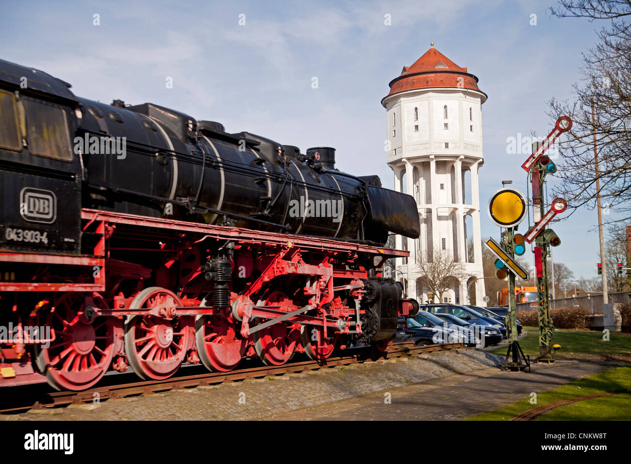 Vieille locomotive à vapeur et la tour d'eau Wasserturm à Emden, Frise orientale, Basse-Saxe, Allemagne Banque D'Images