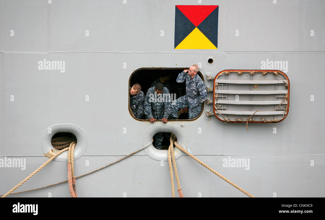 Les marins se pendent sur une station de manutention de ligne à bord du navire d'assaut amphibie USS Wasp (LHD 1) alors qu'il arrive pour la commémoration du bicentenaire de la guerre de 1812 à la Nouvelle-Orléans. L'événement fait partie d'une série de visites de la Marine, de la Garde côtière, du corps de Marine et de l'opération Sail, qui débutant en avril 2012 et se terminait en 2015. La Nouvelle-Orléans est la première et la dernière visite de la ville de la série. Banque D'Images