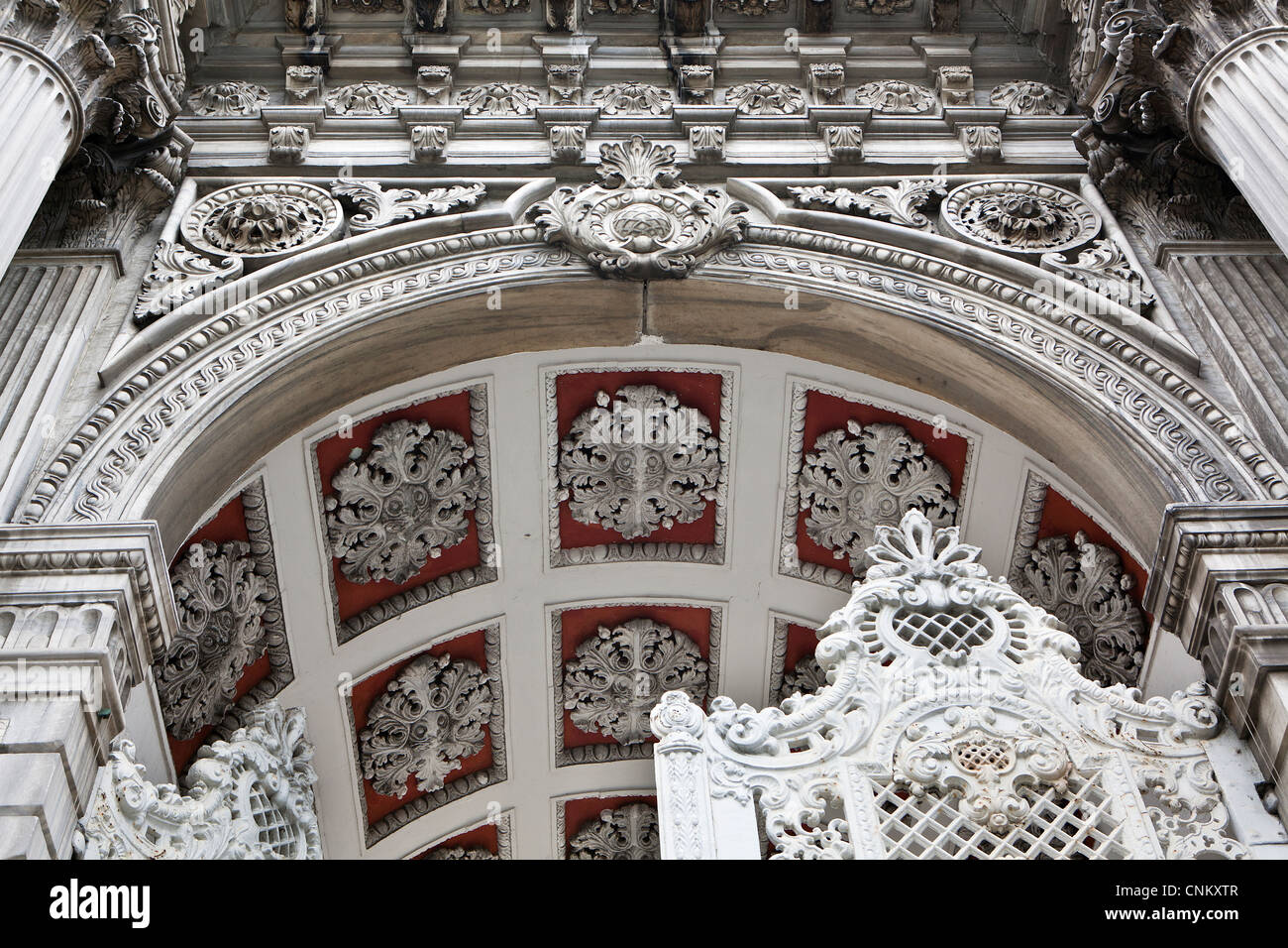 Arch du palais de Dolmabahce, Istanbul, Turquie Banque D'Images