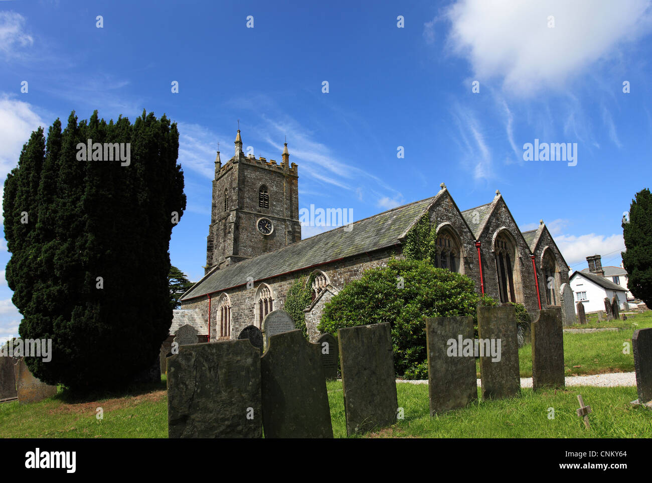 L'été, l'église paroissiale de St Constantin, Milton Abbot village, comté de Devon, England, UK Banque D'Images
