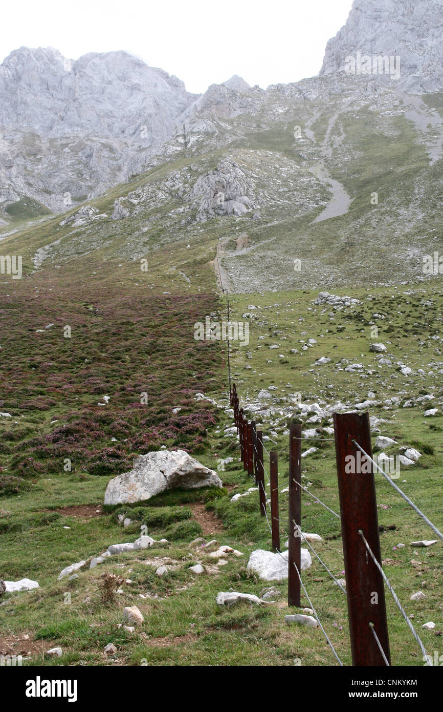 L'érosion due au surpâturage le long d'une clôture dans une chaîne de montagnes en Espagne Banque D'Images