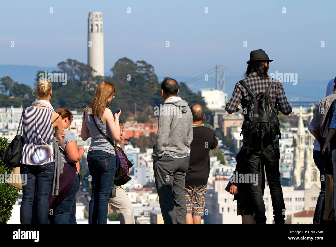 Les touristes voir la Coit Tower située sur Telegraph Hill à San Francisco, Californie, USA. Banque D'Images