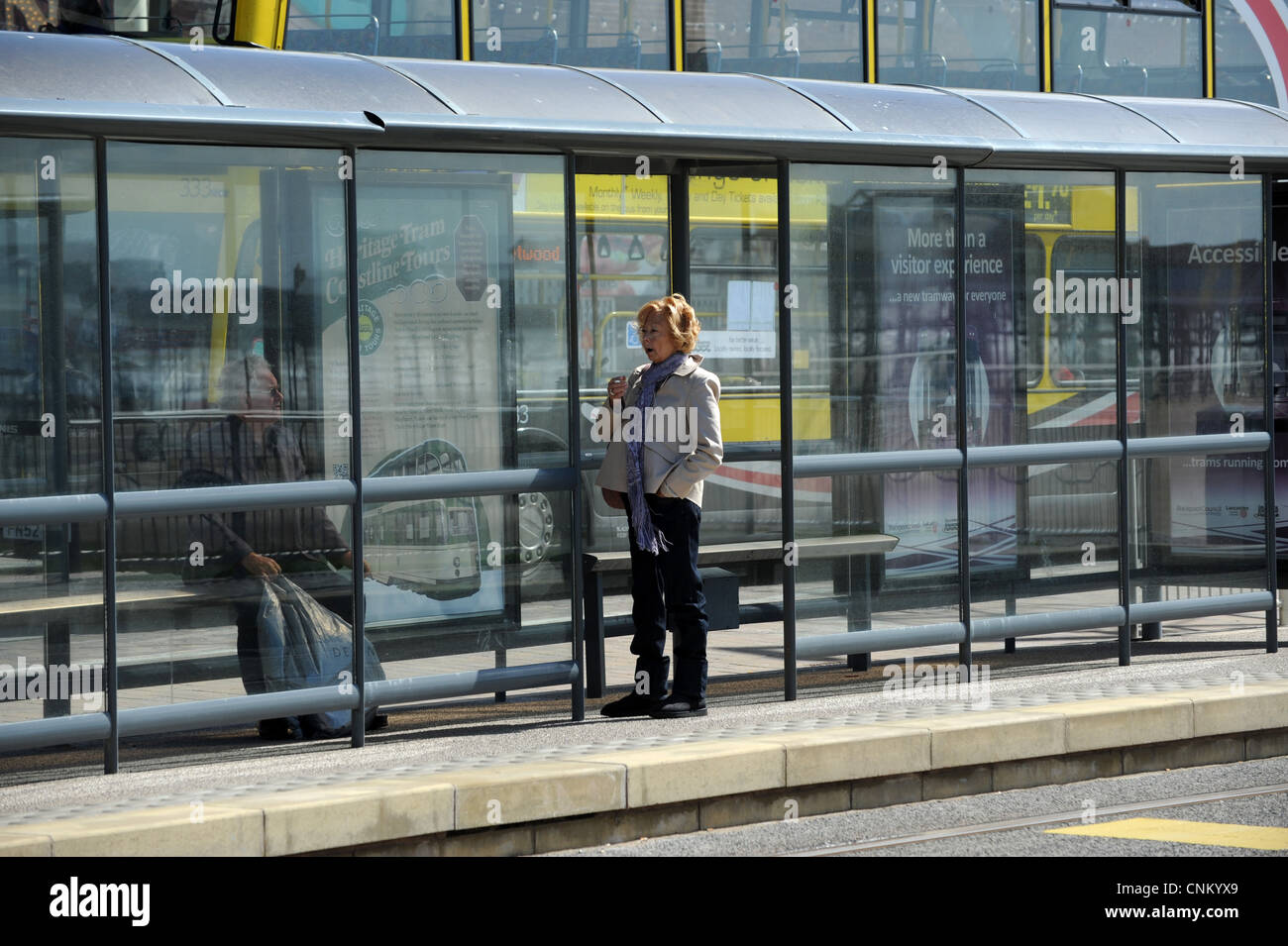 Femme cigarette à l'extérieur de la station de bus tram à Blackpool Lancashire Uk Banque D'Images