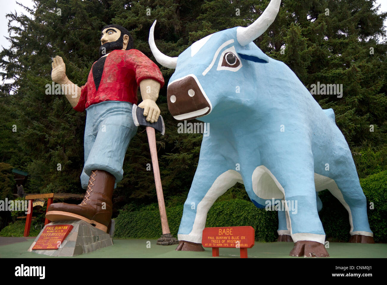 Paul Bunyan et Babe le Blue Ox de statues dans les arbres de mystère, une roadside attraction situé à Klamath, California, USA. Banque D'Images