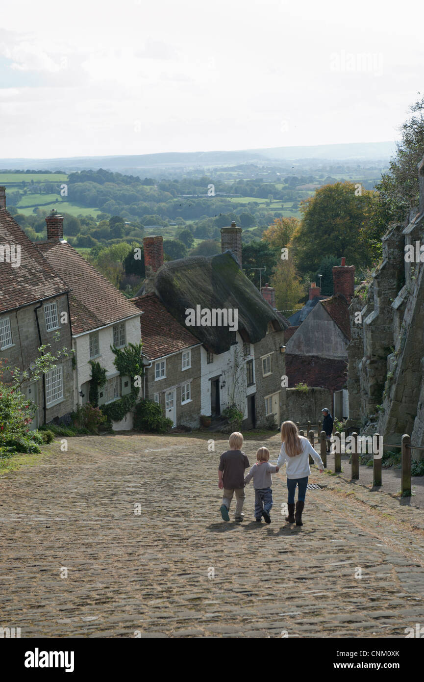 Les enfants jusqu'à la colline d'or à Shaftesbury, rendu célèbre par l'annonce Hovis réalisé par Ridley Scott Banque D'Images