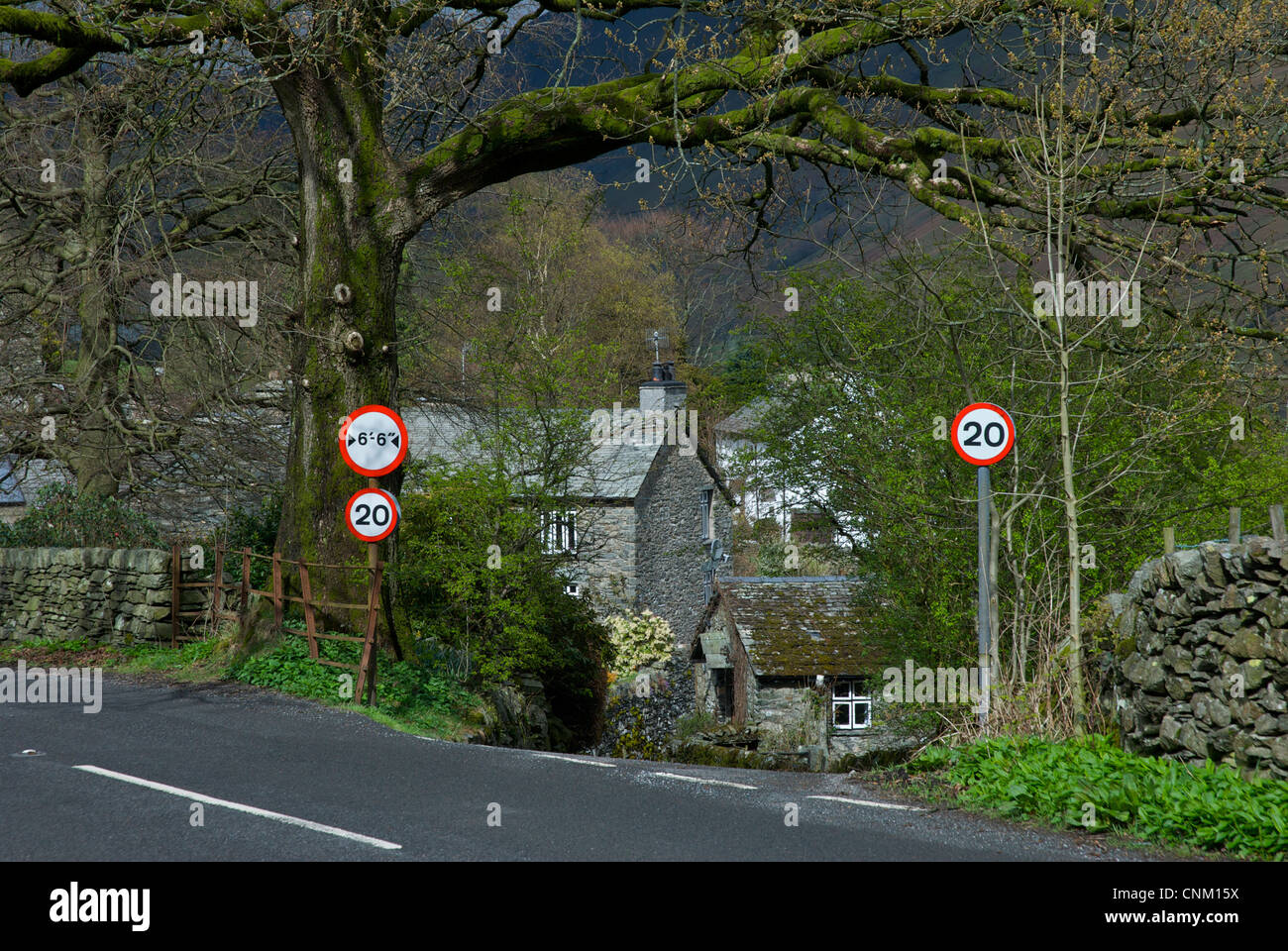 Zone 20km/h dans le village de Troutbeck, Parc National de Lake District, Cumbria, Angleterre, Royaume-Uni Banque D'Images