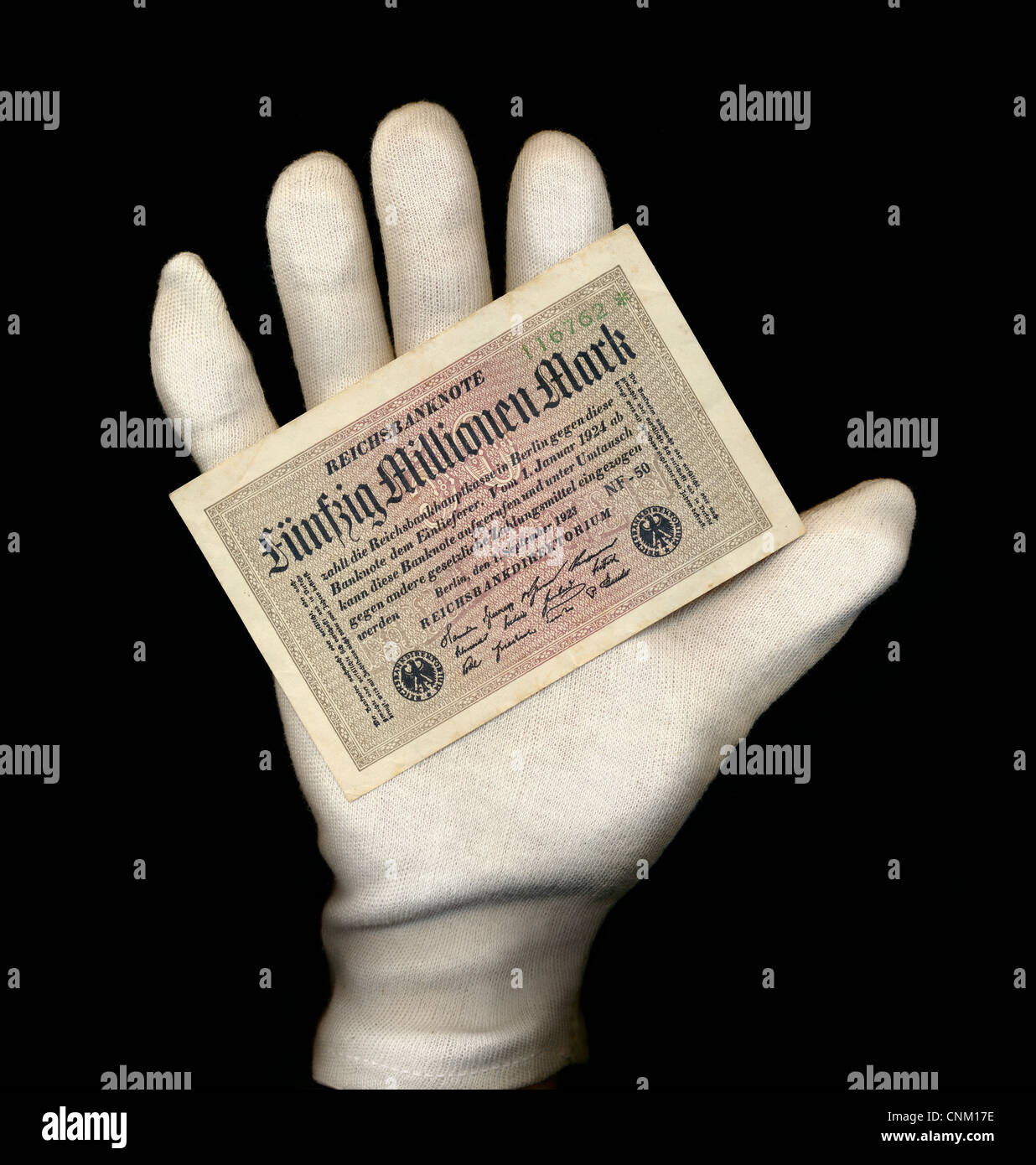 Une main avec un gant blanc est titulaire d'un billet de banque, Reichsbank, 50 millions de Marks, 1922, l'inflation de l'argent, l'Allemagne, de l'Europe Banque D'Images