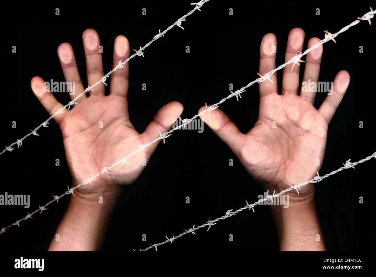 Deux mains avec des gants blancs a tenu jusqu'à la rétrocession, photo symbolique Banque D'Images