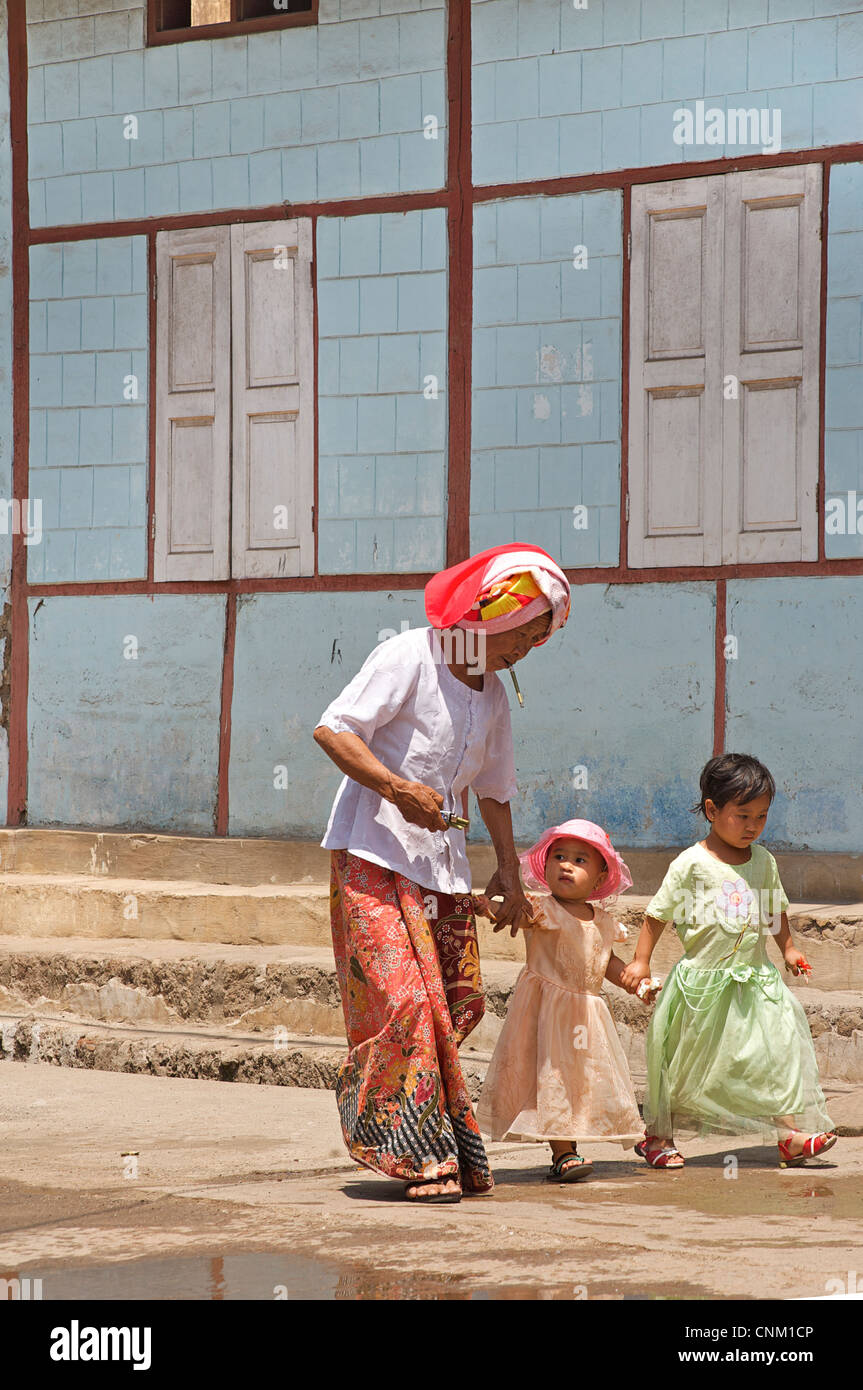 Grand-mère birmane et ses petites-filles en robes. Kalaw, Birmanie. Myanmar Banque D'Images