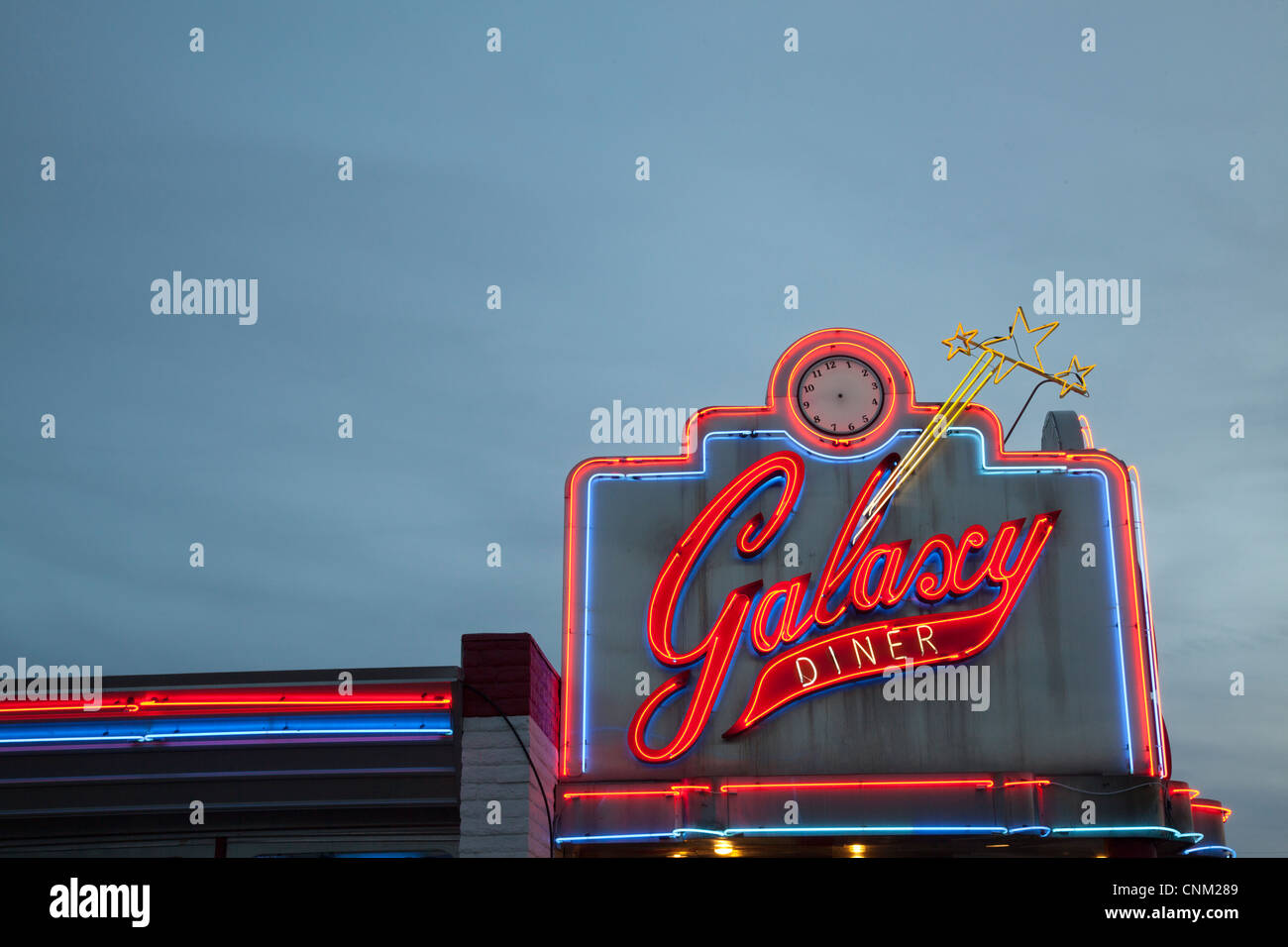 L'enseigne au néon de Galaxy Diner sur la Route 66, Flagstaff, Arizona. Banque D'Images