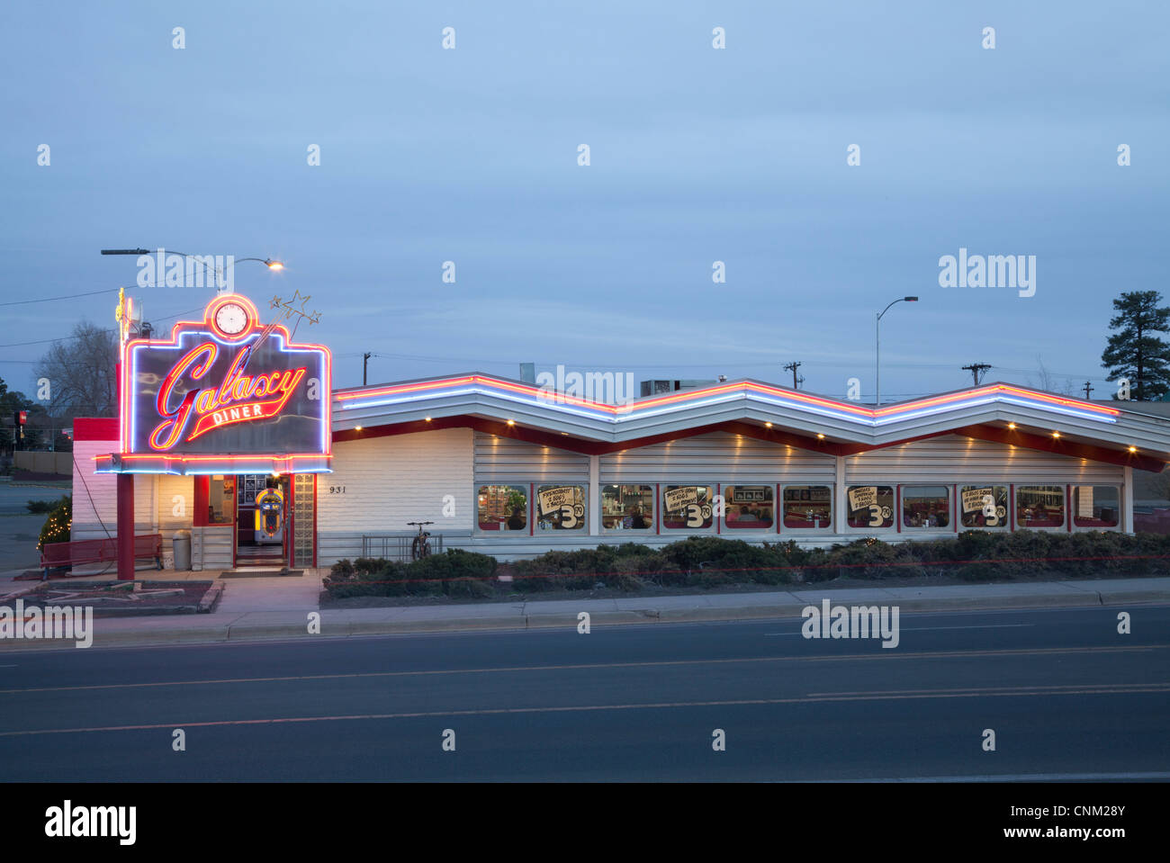 Galaxie éclairée au néon Diner sur la Route 66, Flagstaff, Arizona. Banque D'Images