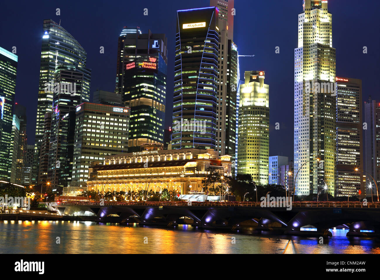 Vue de nuit du quartier central des affaires de Singapour d'immeubles de grande hauteur. Banque D'Images