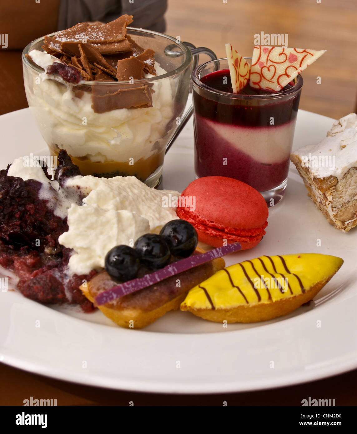 Gâteaux, pâtisseries, desserts à Friday Brunch au Park Hyatt Hotel, Dubai Creek, Dubai, Émirats Arabes Unis Banque D'Images