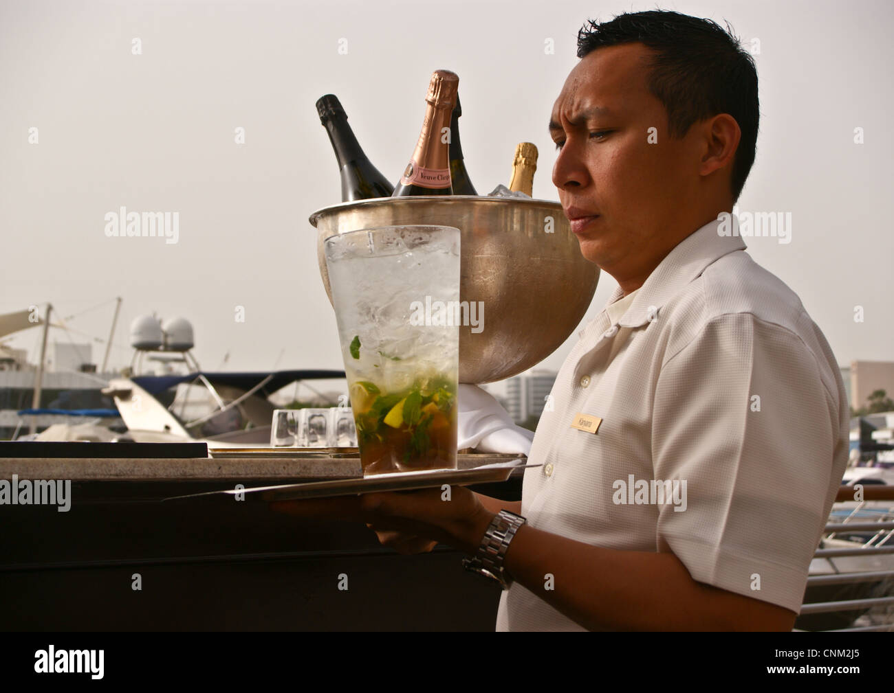 Un serveur avec une cruche d'un cocktail au rhum à Friday Brunch au Park  Hyatt Hotel, Dubai Creek, Dubai, Émirats Arabes Unis Photo Stock - Alamy