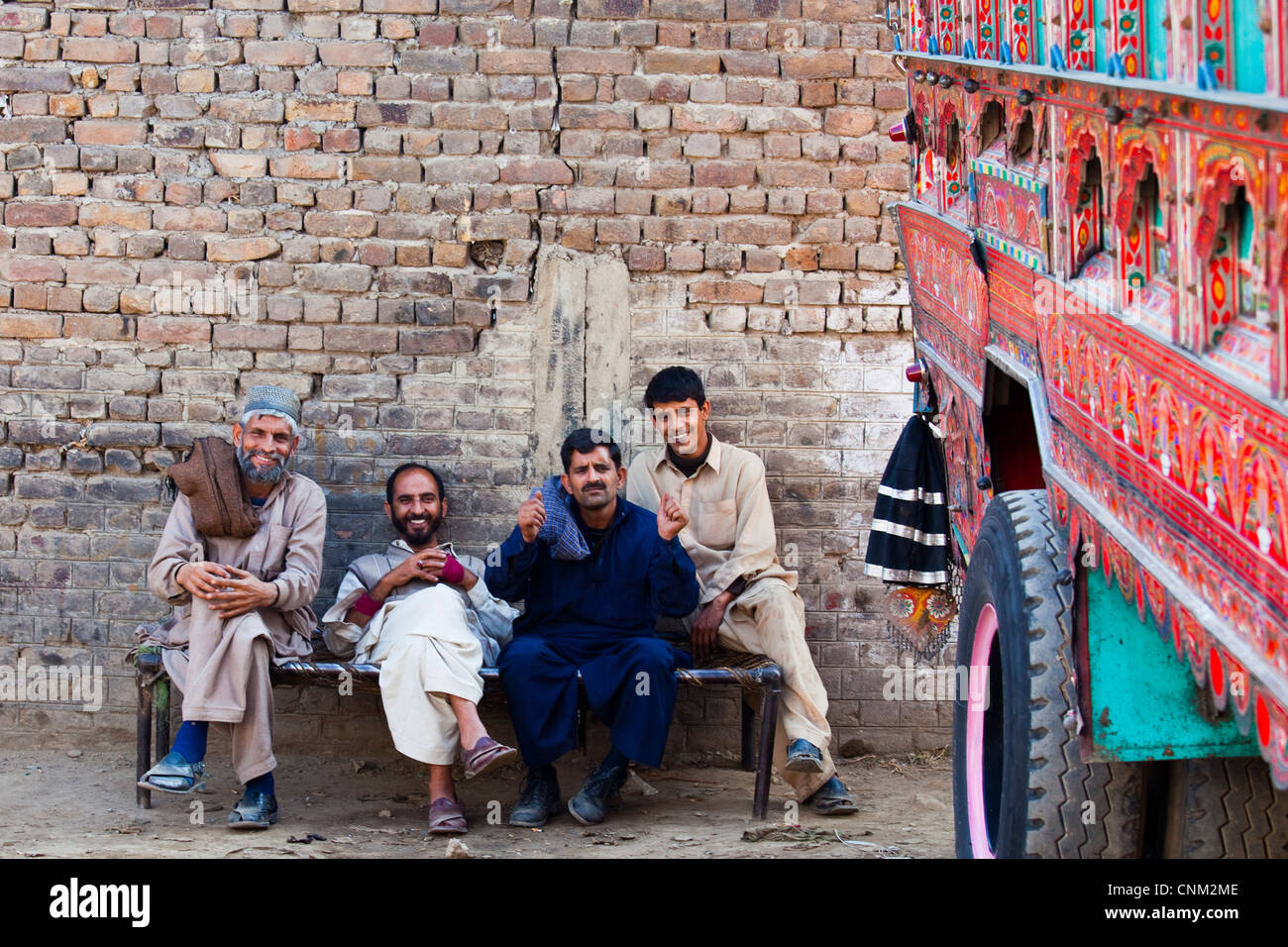 Les hommes pakistanais à côté d'un camion à franges, Islamabad, Pakistan Banque D'Images