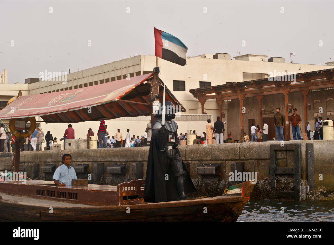 Un homme en costume de Darth Vader à bord d'un abra, taxi d'eau traditionnels, la Crique de Dubaï, Émirats Arabes Unis Banque D'Images