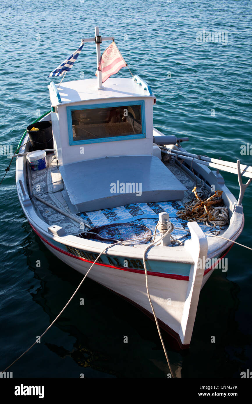 Un bateau de pêche en bois aux couleurs vives ancrés dans le port de Sami, Drakaina, Grèce Banque D'Images