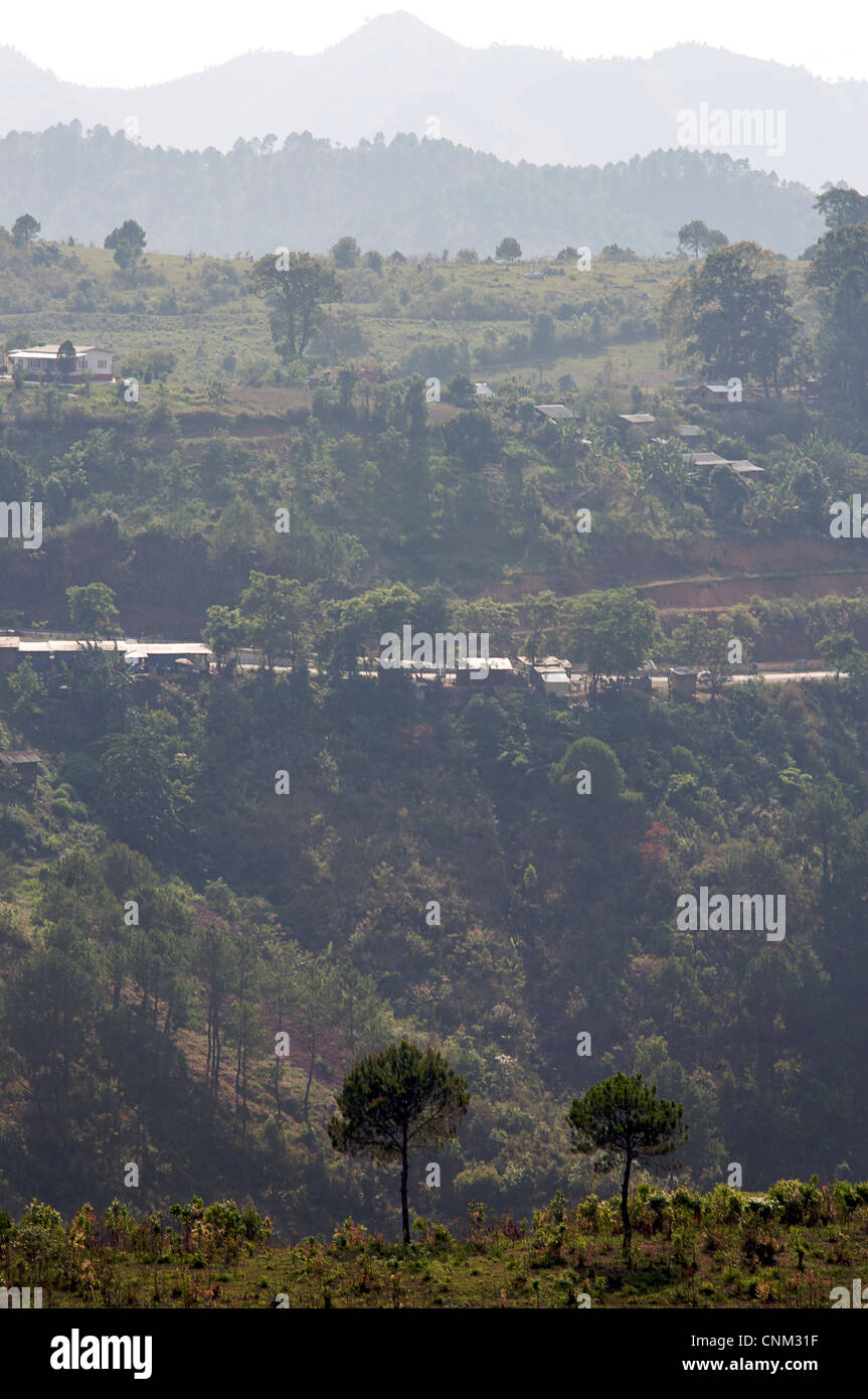 Campagne et collines entourant le approaach road à Kalaw, Birmanie. Myanmar Banque D'Images