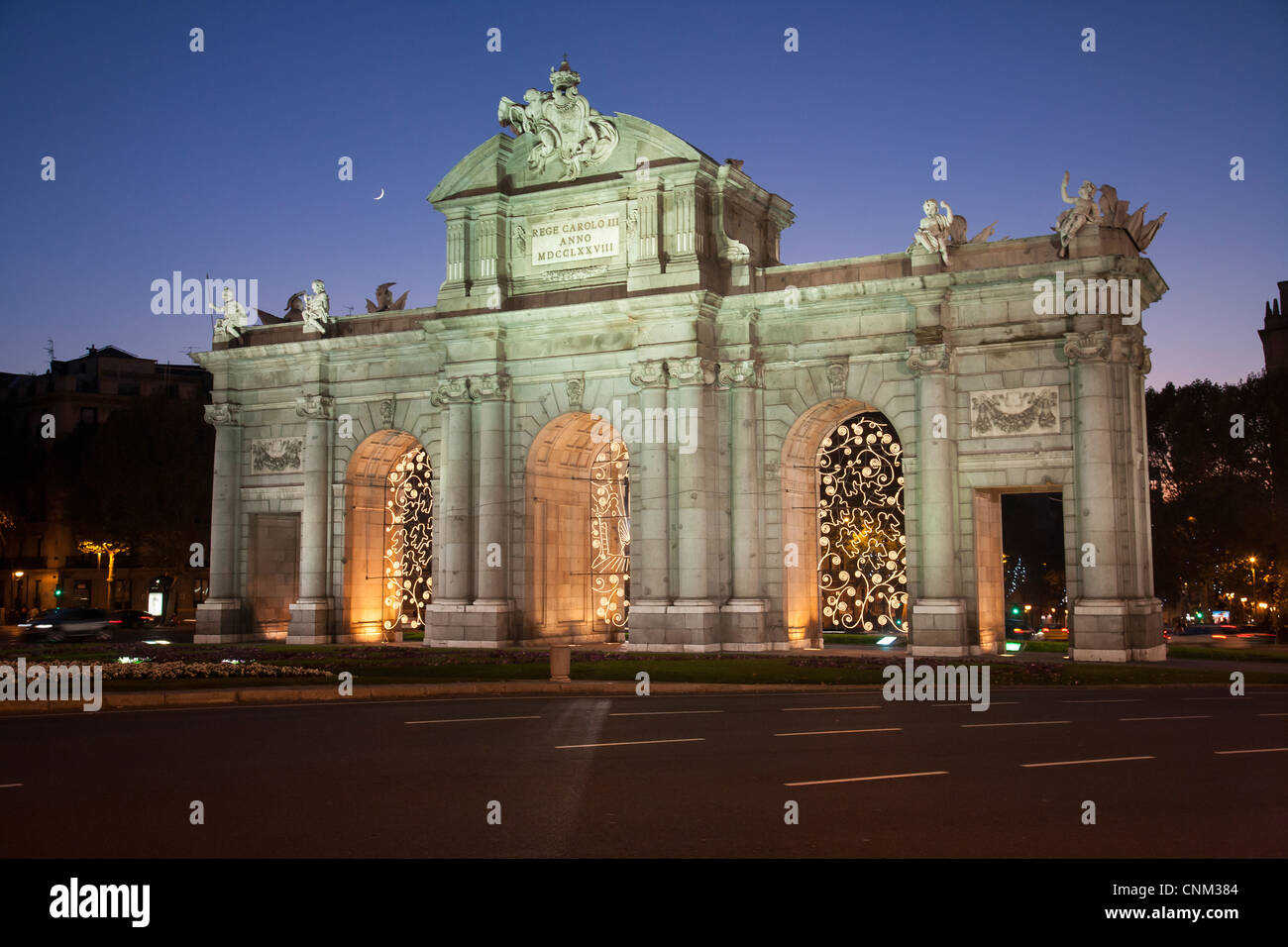 "Puerta de Alcalá Alcalá Gate Plaza de la Independencia, Madrid la nuit avec des lumières de Noël et de la demi-lune. Banque D'Images