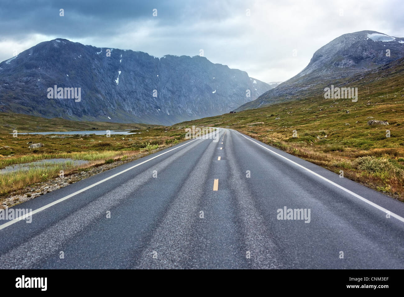 Point de vue de la route par temps couvert. Paysage de la Norvège. Banque D'Images
