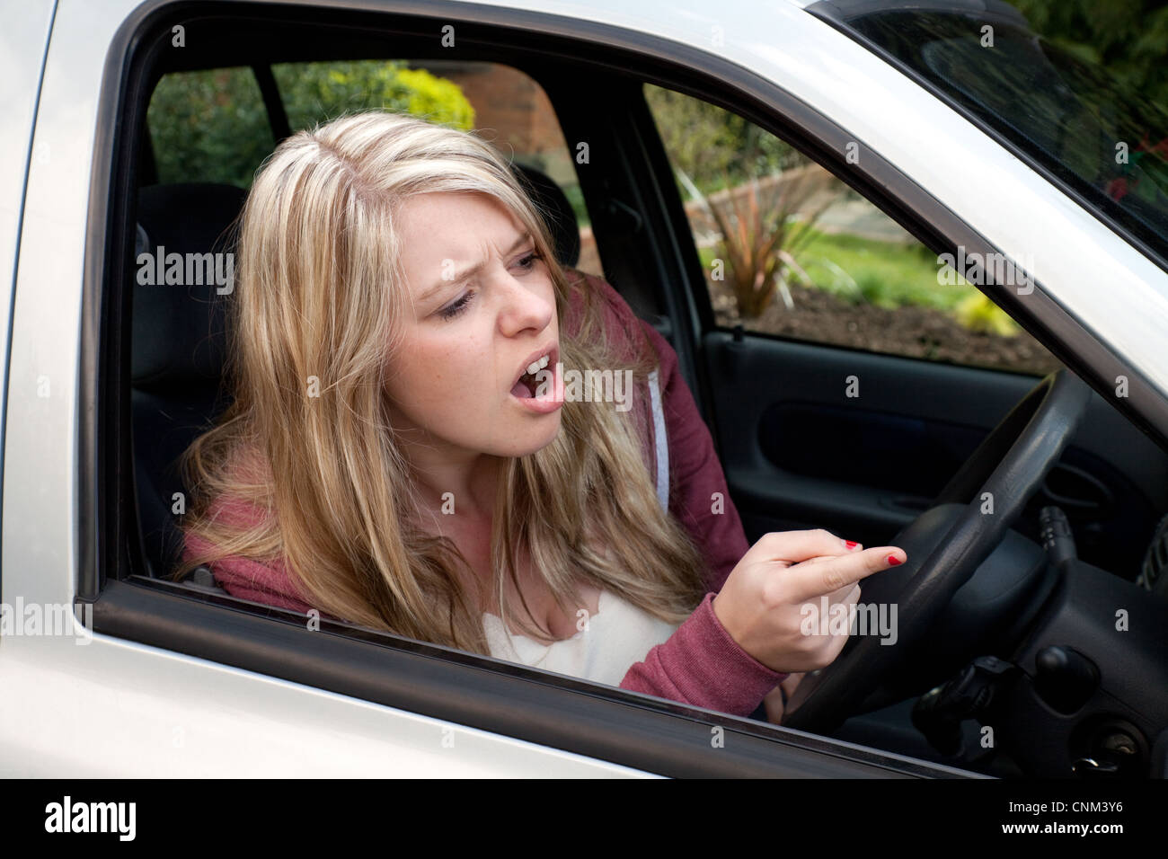 Jeune femme en voiture, Road Rage, UK Banque D'Images