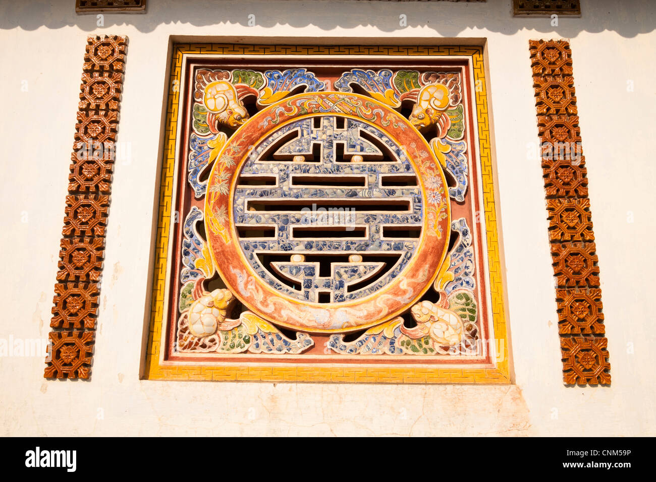 Symbole de longévité sur un mur de la Salle des Mandarins dans la ville impériale, Hue, Vietnam Banque D'Images