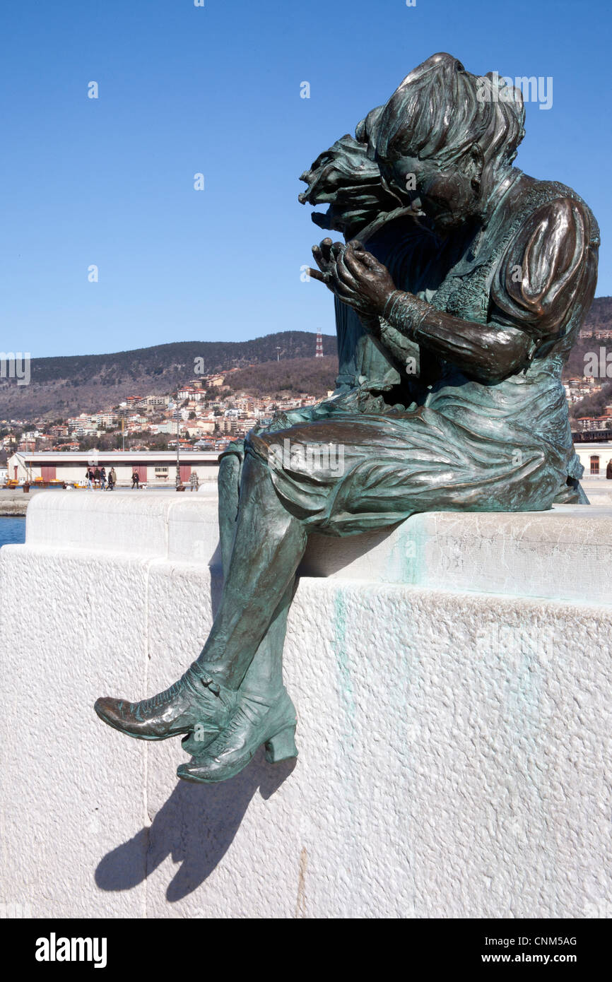 Des statues en bronze sur le front de la femme couture, la Piazza dell'Unita Trieste Italie Banque D'Images